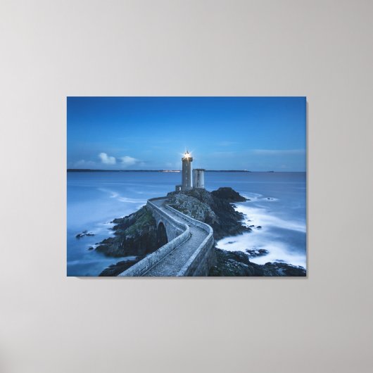 Licht huis en rotsen in de schemering canvas afdruk (Voorkant)