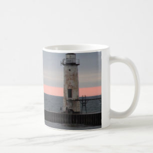 Licht huis en zonsonderend uitzicht koffiemok