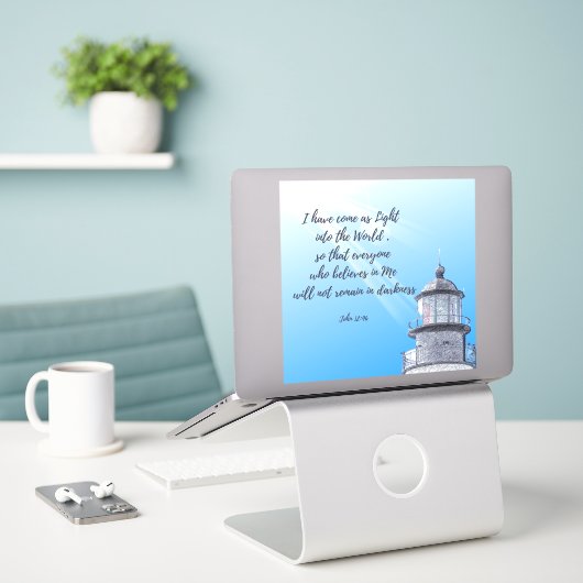 Licht huis met John 12:46 Sticker (Laptop op bureau)