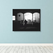Licht in de duisternis (Thuis komt) Canvas Afdruk (Insitu (Houten vloer))