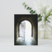 Licht op de deur aan het einde van de lange donker briefkaart (Staand voorkant)