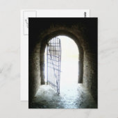Licht op de deur aan het einde van de lange donker briefkaart (Voorkant / Achterkant)