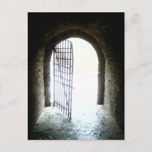 Licht op de deur aan het einde van de lange donker briefkaart (Voorkant)