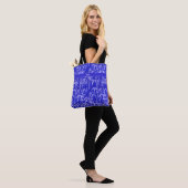 Licht paars bamboe patroon op blauw met initialen tote bag (Op model)
