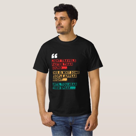 "Licht reist sneller dan geluid" Grappig T-shirt (Voorkant volledig)