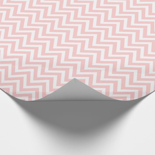 Licht roze en witte Chevron Cadeaupapier (Hoek)