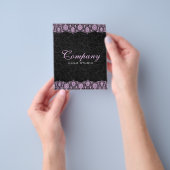 Licht roze kant op zwarte dampen flyer (Hand)
