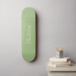 Licht saliegroen effen kleur met naam persoonlijk skateboard<br><div class="desc">Licht saliegroen effen kleur achtergrond met naam in roomwit. Minimalistische esthetiek. Trendy kleur. Kan gepersonaliseerd / aangepast worden.</div>