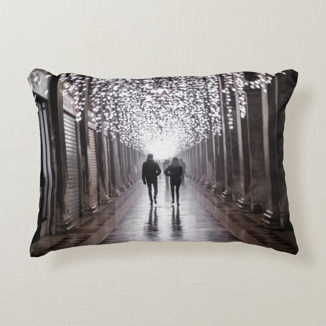 Licht, schaduwen en symmetrie - sepia accent kussen (Voorkant)