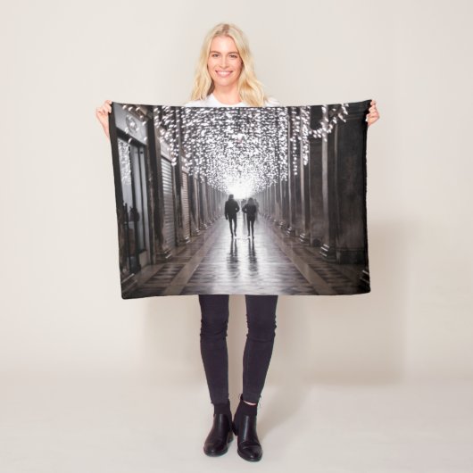 Licht, schaduwen en symmetrie - sepia fleece deken (In situ)