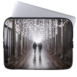 Licht, schaduwen en symmetrie - sepia laptop sleeve