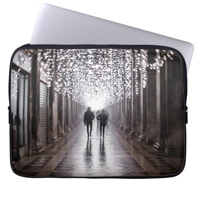 Licht, schaduwen en symmetrie - sepia laptop sleeve (Voorkant)