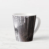 Licht, schaduwen en symmetrie - sepia latte mok (Rechterhoek)