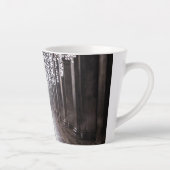 Licht, schaduwen en symmetrie - sepia latte mok (Rechts)