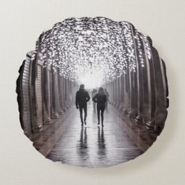 Licht, schaduwen en symmetrie - sepia rond kussen