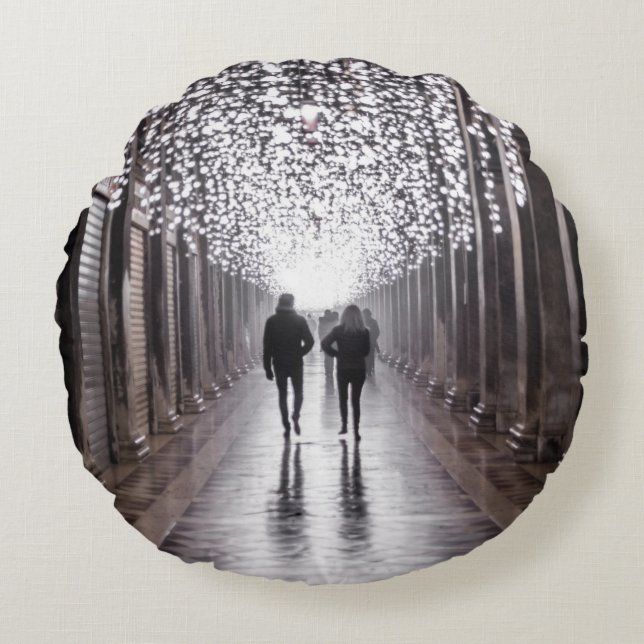 Licht, schaduwen en symmetrie - sepia rond kussen (Voorkant)