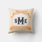 Licht Sinaasappel Reverse Greek Key Bow Monogram Kussen (Achterkant)