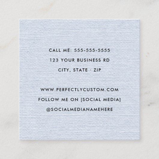 Licht stoffig blauw linnen look add logo minimalis vierkante visitekaartje (Achterkant)