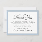 Licht stoffige blauwe rand elegante begrafenissymp bedankkaart (Voorkant)