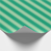 Licht tot donkergroene verloopzachte strepen cadeaupapier (Hoek)