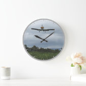 Licht Vliegtuig komt in het land. Grote klok (Huis)