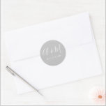 Licht Zilver Monogram Elegante Bruiloft Ronde Sticker<br><div class="desc">Onze "Modern Minimalist Monogram Wedding" beschikt over elegante handgeschreven scriptmonogrammen in combinatie met een schreefloos lettertype in een moderne lay-out op verschillende kleuren achtergronden voor uw moderne bruiloften het hele jaar door. Kijk in onze winkel voor meer overeenkomende objecten uit dit collectie.</div>