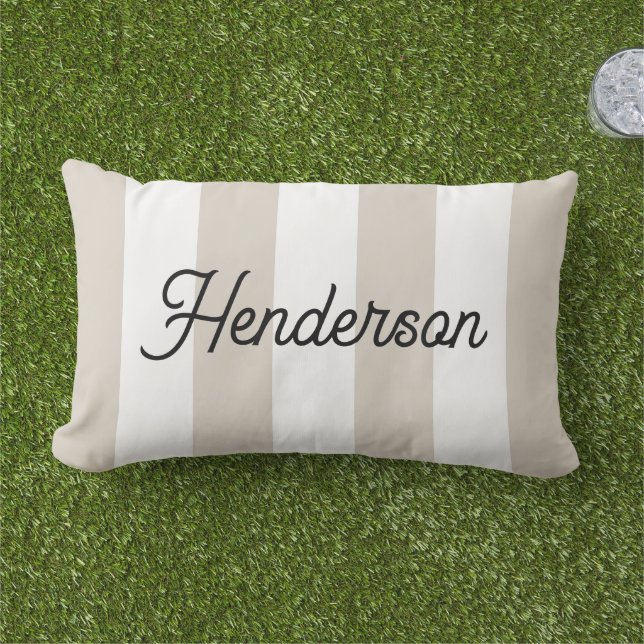 Lichtbeige en witte cabana strepen Monogram Buitenkussen (Gras)