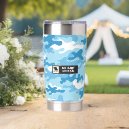 Lichtblauw camouflagepatroon geïsoleerde drinkbeker