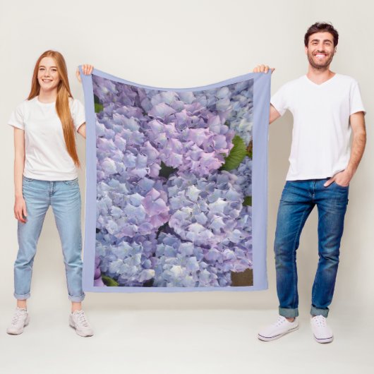 Lichtblauw en roze hydrangea Blue Fleece Blanket Deken (In situ)