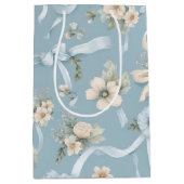 Lichtblauw en wit Bloemen en Bogen Medium Cadeauzakje (Voorkant)