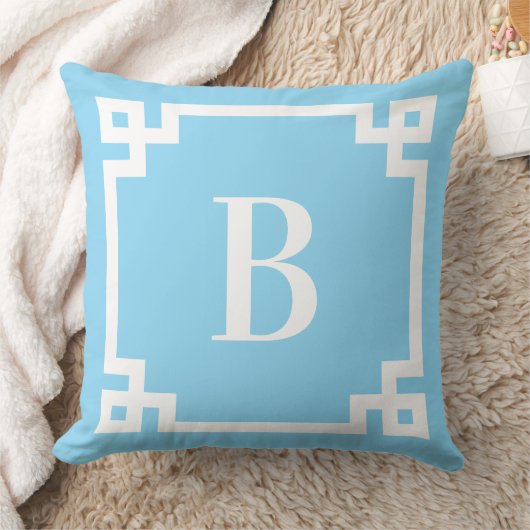 Lichtblauw en wit Grieks Key Border Monogram Kussen (Deken)