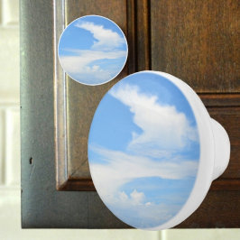 Lichtblauw en wit half bewolkt met een twist keramische knop