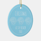 Lichtblauw en wit Seashell gepersonaliseerd Keramisch Ornament (Rechts)