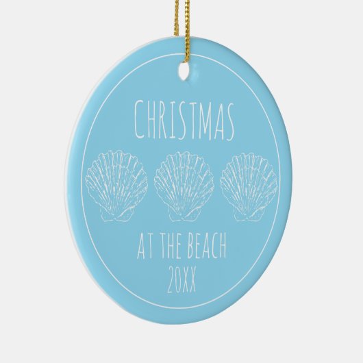 Lichtblauw en wit Seashell gepersonaliseerd Keramisch Ornament (Rechts)