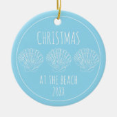 Lichtblauw en wit Seashell gepersonaliseerd Keramisch Ornament (Voorkant)