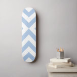 Lichtblauw en witte Chevrons Skateboard<br><div class="desc">De afwisselende lichtblauwe en witte chevrons komen in dit gewaagde,  originele geometrische ontwerp samen. Digitaal gemaakt afbeelding. Copyright © Claire E. Skinner. Alle rechten voorbehouden.</div>