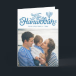 Lichtblauw Gelukkig Chanoeka Hand Lettered Foto Feestdagen Kaart<br><div class="desc">Lichtblauw Happy Chanoeka Hand Lettered Foto Vakantie Kaart | Stuur Chanoeka groeten aan familie en vrienden met deze aanpasbare vakantie foto kaart. Het bevat een lichtblauw handschrift met menorah-illustratie. Andere kleuren zijn beschikbaar.</div>