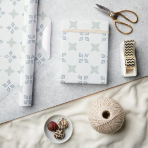 Lichtblauw geometrisch bloemtegelpatroon op wit cadeaupapier