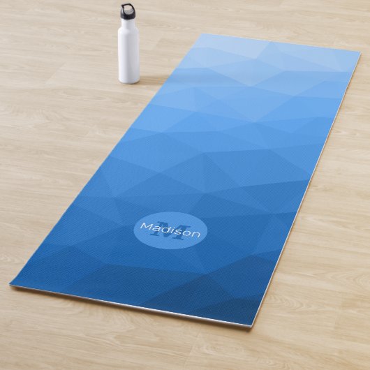 Lichtblauw geometrisch meshpatroon Monogram Yogamat (In situ)