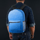 Lichtblauw Gradient Geometrisch Mesh Patroon Bedrukte Rugzak<br><div class="desc">Lichtblauwe Gradient Geometric Mesh Pattern Gedrukte Rugzak. Cool mode accessoire tas voor iedereen. Blauw driehoekig geometrisch gaas met een licht tot donker ombre verloopontwerp.</div>
