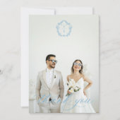  lichtblauw monogram crest bruiloft foto bedankkaart (Voorkant)