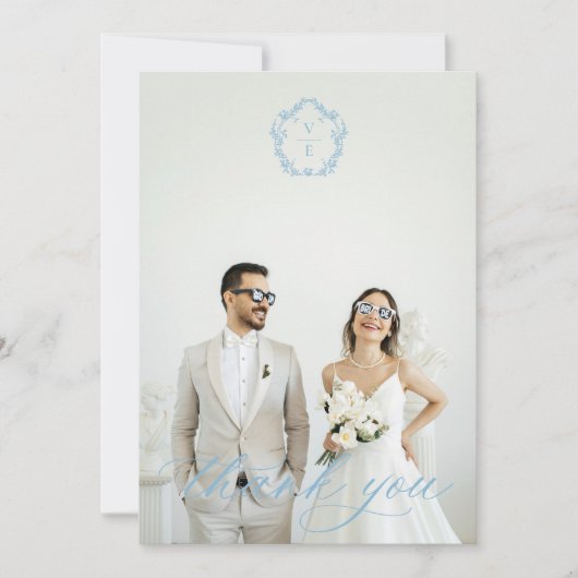  lichtblauw monogram crest bruiloft foto bedankkaart (Voorkant)