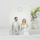  lichtblauw monogram crest bruiloft foto bedankkaart (Staand voorkant)