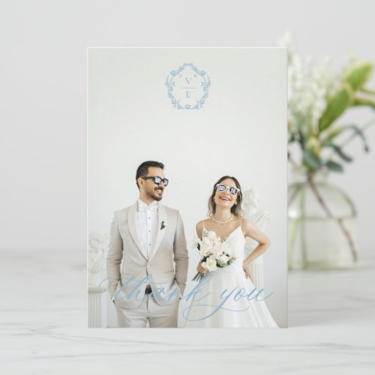  lichtblauw monogram crest bruiloft foto bedankkaart (Staand voorkant)