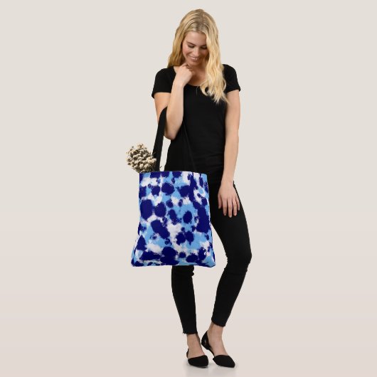 Lichtblauw, Navy en Wit Abstract Tote Bag (Op model)