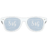Lichtblauw stijlvol script novelty trouwinitiaal retro zonnebril (Voorkant)