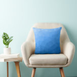 Lichtblauw verloop geometrisch maaspatroon kussen<br><div class="desc">Koel licht donker ombre gradiënt geometrische mesh patroon kussen home decor voor moderne kamers. Driehoek geometrisch netwerk met licht donkerblauw ombre gradiënt.</div>