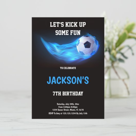 Lichtblauw Voetbal Verjaardag Uitnodiging (Staand voorkant)