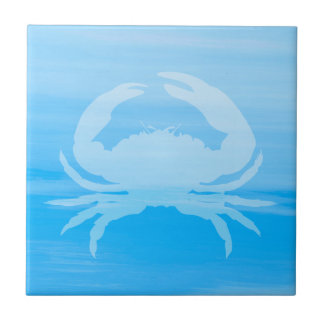 Lichtblauw zee water met krab tegeltje