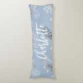 Lichtblauw zilverblad botanisch naamscript lichaamskussen (Voorkant Verticaal)